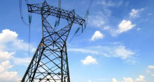 ROMA (ITALPRESS) - Migliorano i prezzi medi dell'energia elettrica per i consumatori domestici...