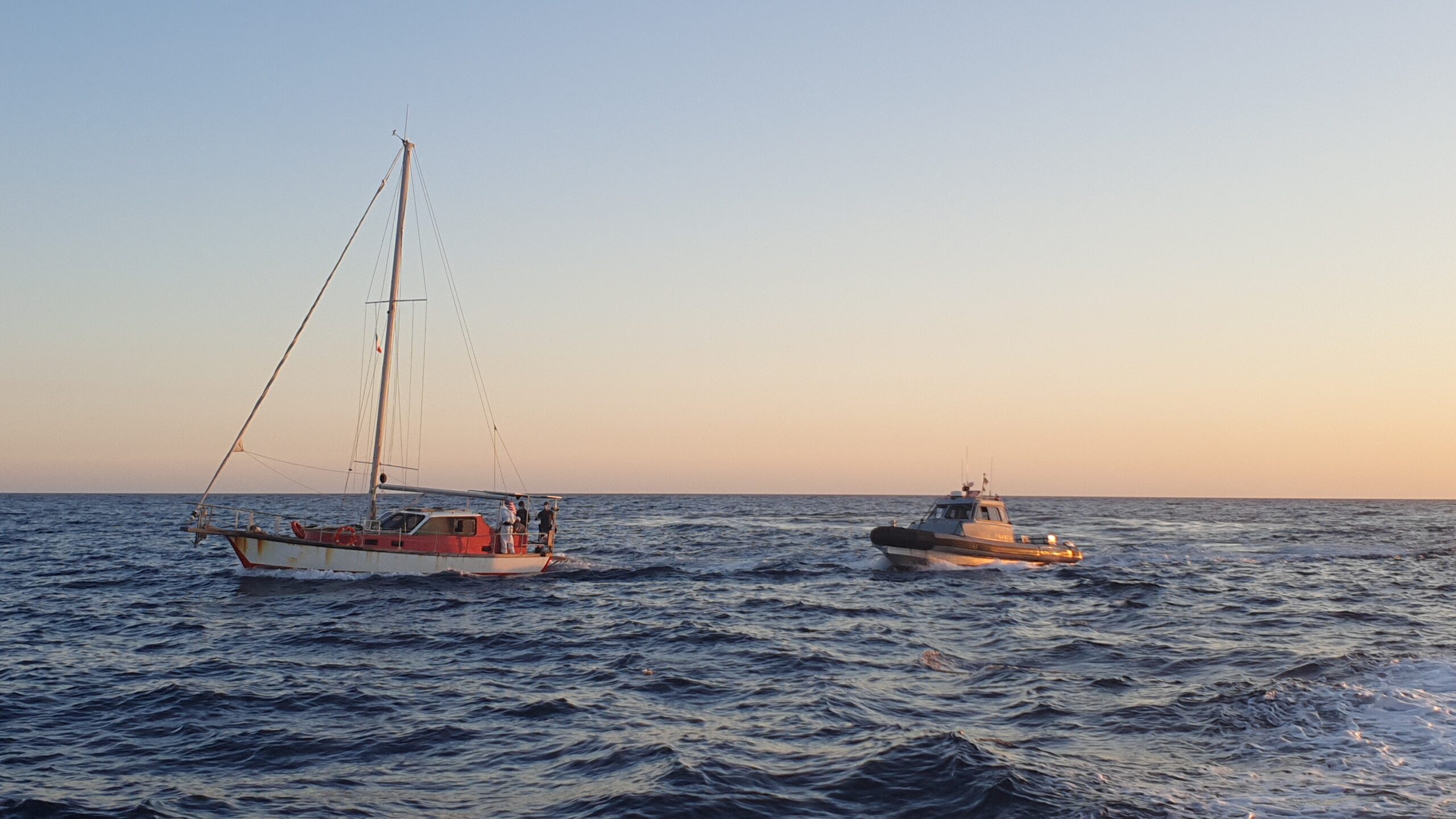 Sbarco di migranti nel siracusano: cattura degli scafisti in alto mare