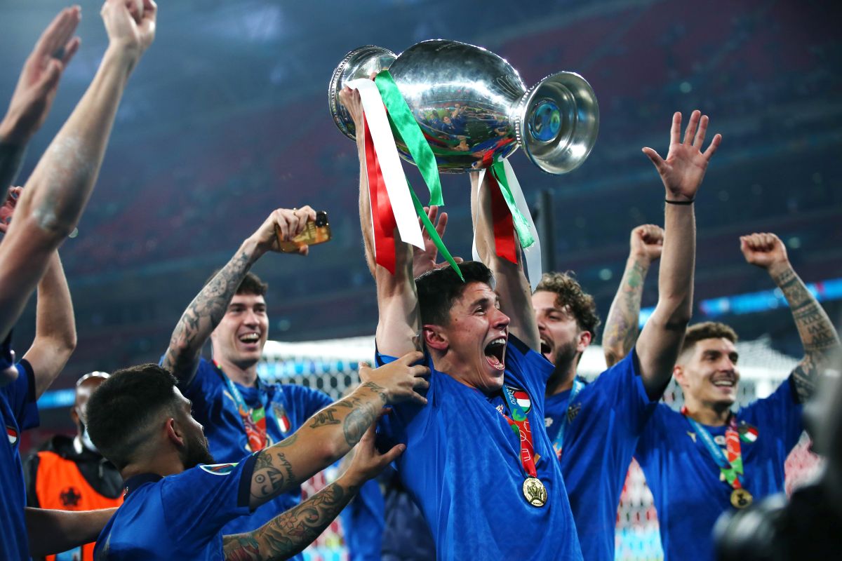 Centinaia di tifosi accolgono gli azzurri a Roma, cori e applausi