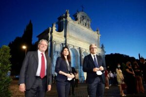 ROMA (ITALPRESS) - La sindaca di Roma Virginia Raggi e l'amministratore delegato di ACEA Giuseppe...