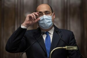 ROMA (ITALPRESS) - "Il punto è vaccinare le persone. Invitare i giovani a non vaccinarsi è grave...