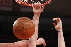 ROMA (ITALPRESS) - Game, set and match ed esplode la festa di Milwaukee. I Bucks vincono in casa...
