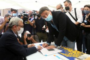 ROMA (ITALPRESS) - Il leader di Italia Viva Matteo Renzi ha firmato per i 6 referendum sulla...