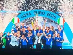  L'Italia batte l'Inghilterra ai calci di rigore e torna a vincere l'Europeo dopo 53 anni...