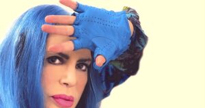 Grintosa, iconica, vera. È la cantautrice che ha seguito l’istinto e ha sempre pagato di persona...