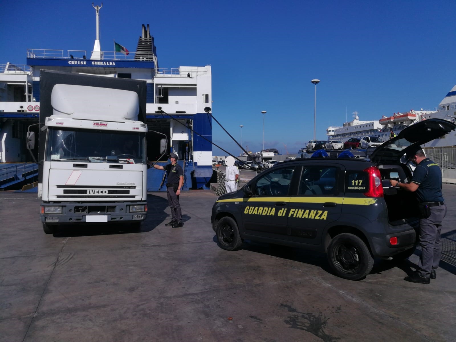 Tentavano di trasferire contanti in Tunisia, fermati in tre al porto di Palermo