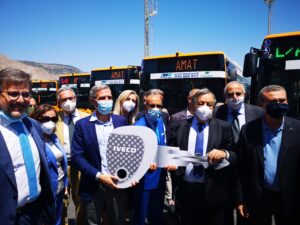 l sindaco Leoluca Orlando ha consegnato simbolicamente ad Amat le chiavi di 33 nuovi autobus...