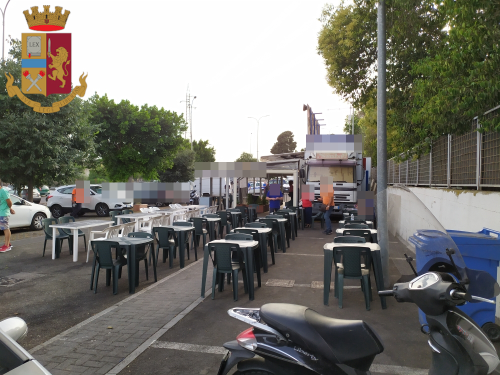 Camion di panini e tavolini ad occupare il parcheggio AMT