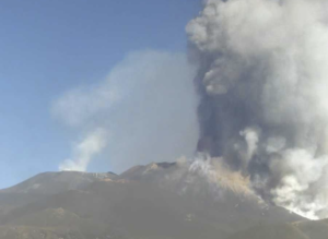 L'Etna non si ferma e la cenere continua a cadere su Catania e sui paesi alle pendici del vulcani...