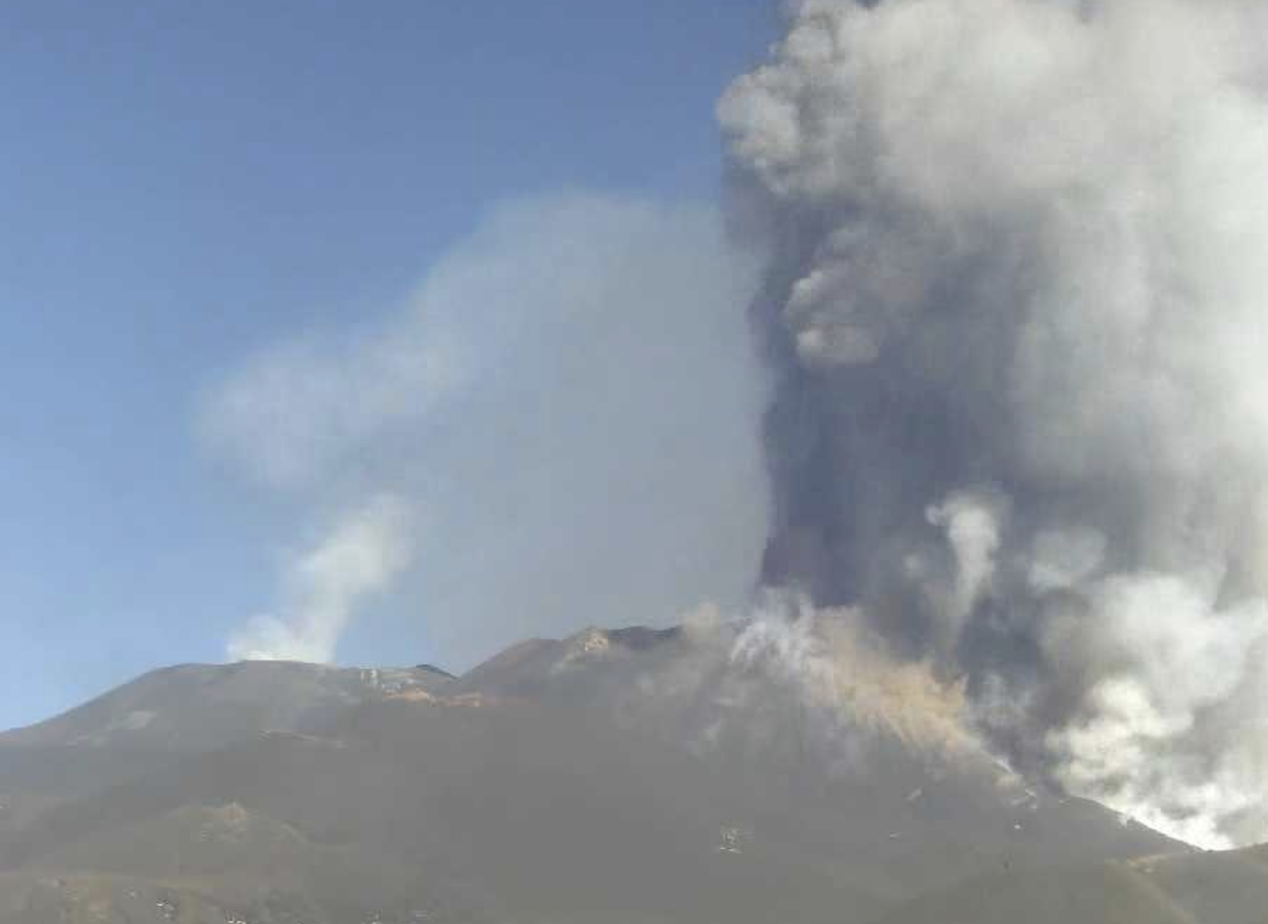 Pioggia di cenere nella notte su Catania, chiuso anche l’aeroporto