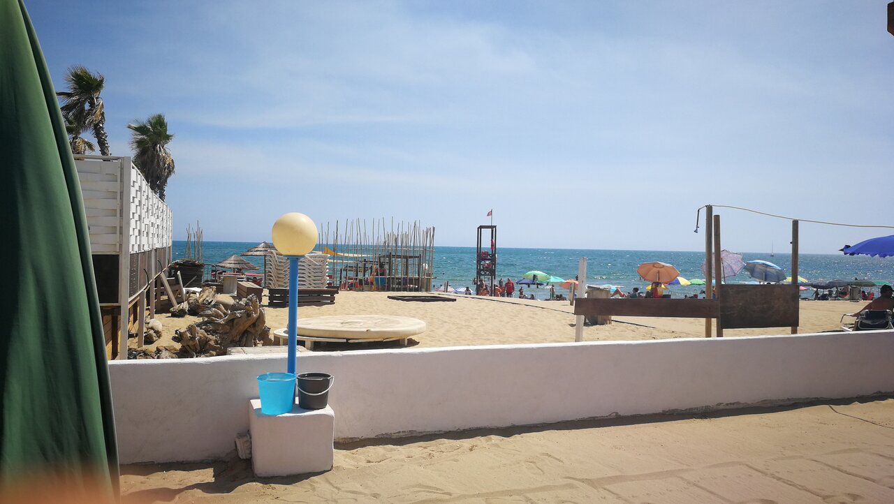 Vaccino in spiaggia e ingresso gratuito allo stabilimento balneare