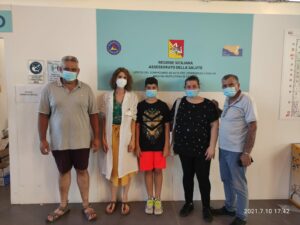 “Prima il vaccino, poi il mare”. La pensa così il signor Simone, fabbro a Valverde, che stamane...