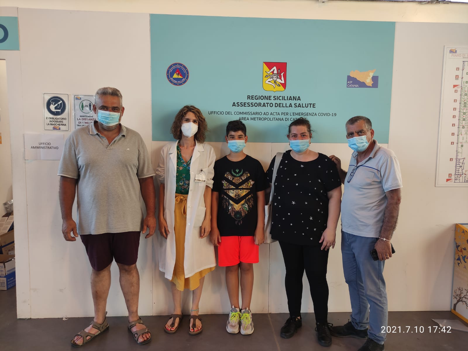 “Prima il vaccino, poi il mare”. Genitori e figlio 12enne all’hub di S. Giuseppe La Rena