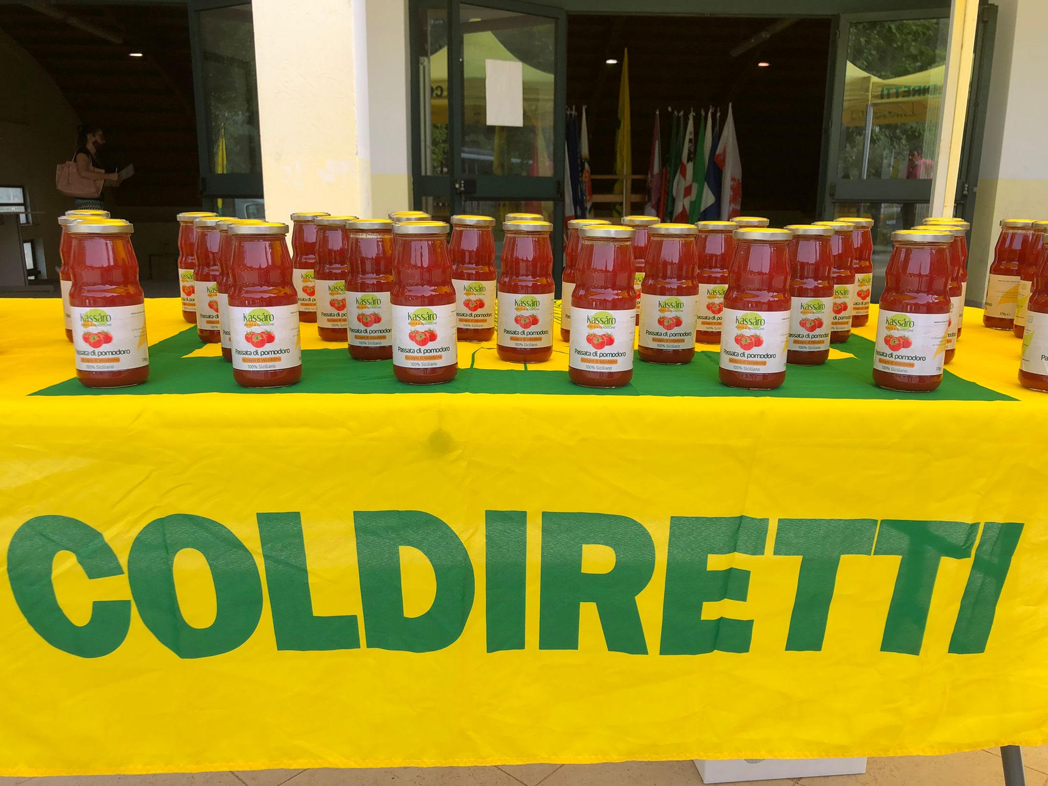 Vaccini, a Tortorici Coldiretti dona una passata di pomodoro “Siccagno”