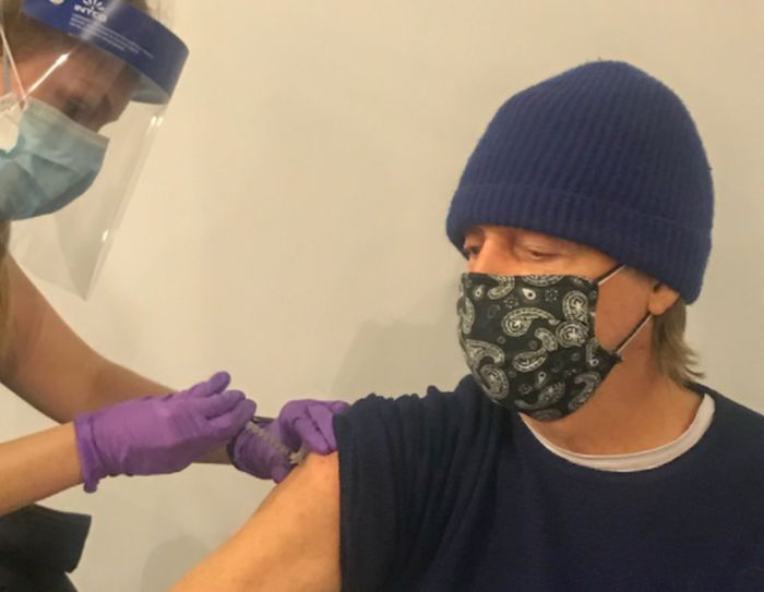 Covid, Paul McCartney si vaccina “E’ cool, fatelo anche voi”