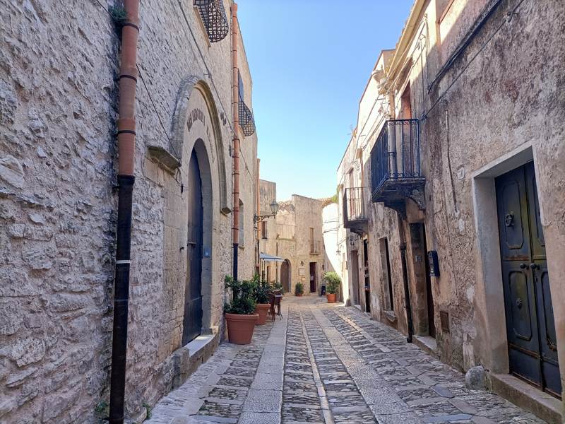 Blitz nei ristoranti di Erice, clienti senza green pass e lavoratori in nero