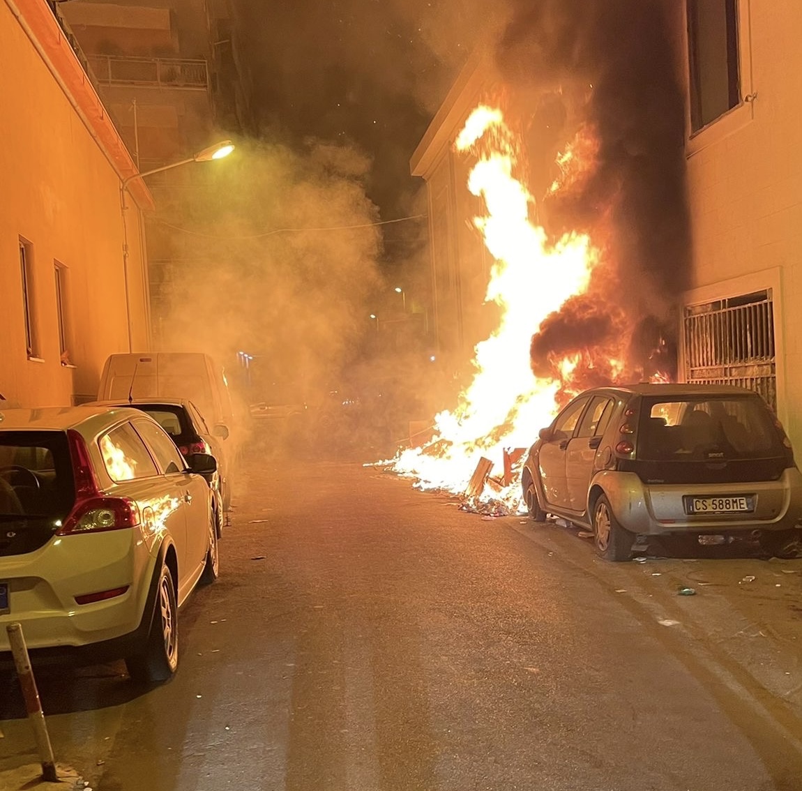 Gelarda – Luparello (Lega) “Incendio rifiuti zona Oreto. Danneggiate 4 auto e un appartamento “