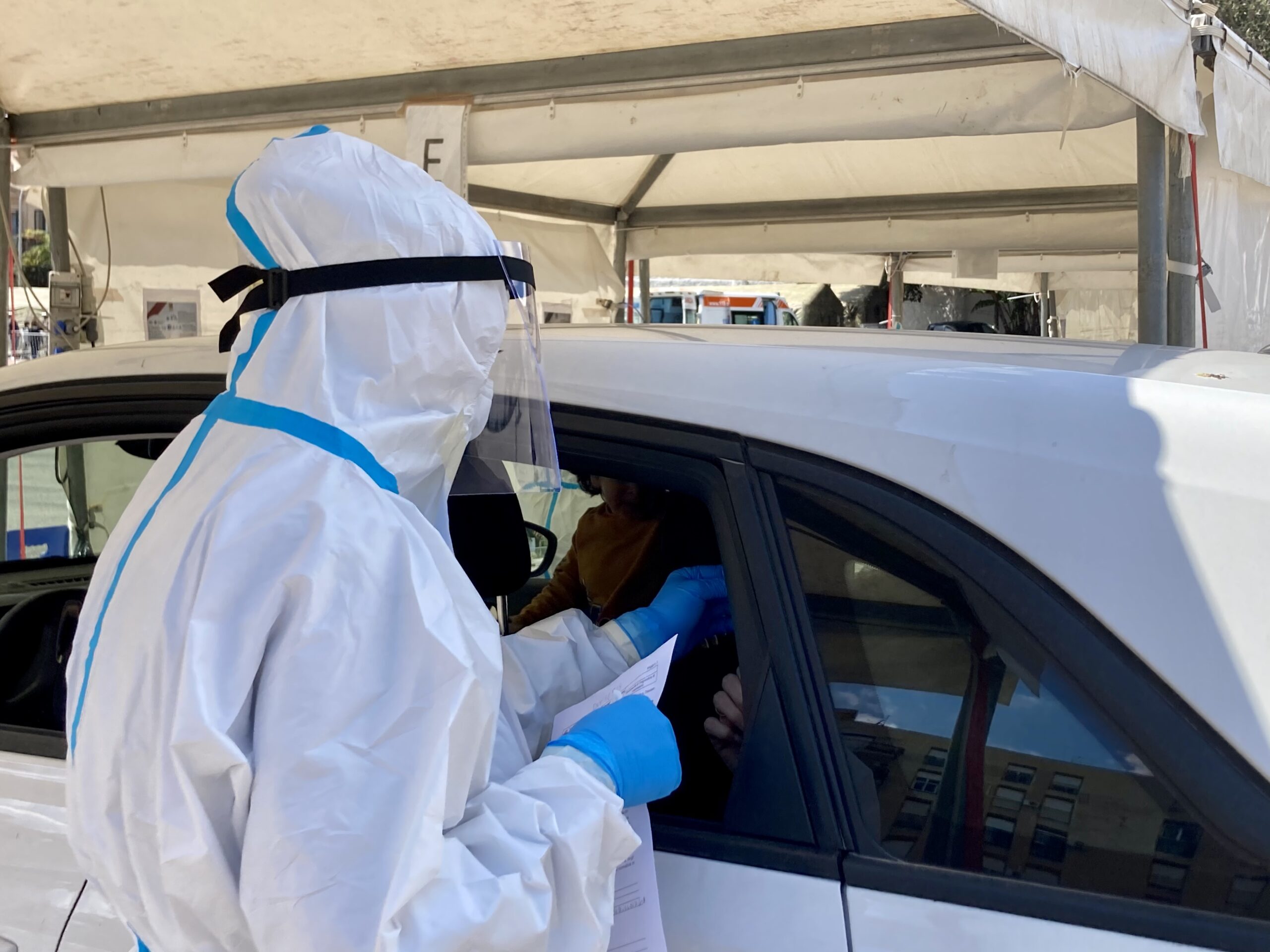 Riaprono i drive-in per i tamponi, ma solo per gli aventi diritto