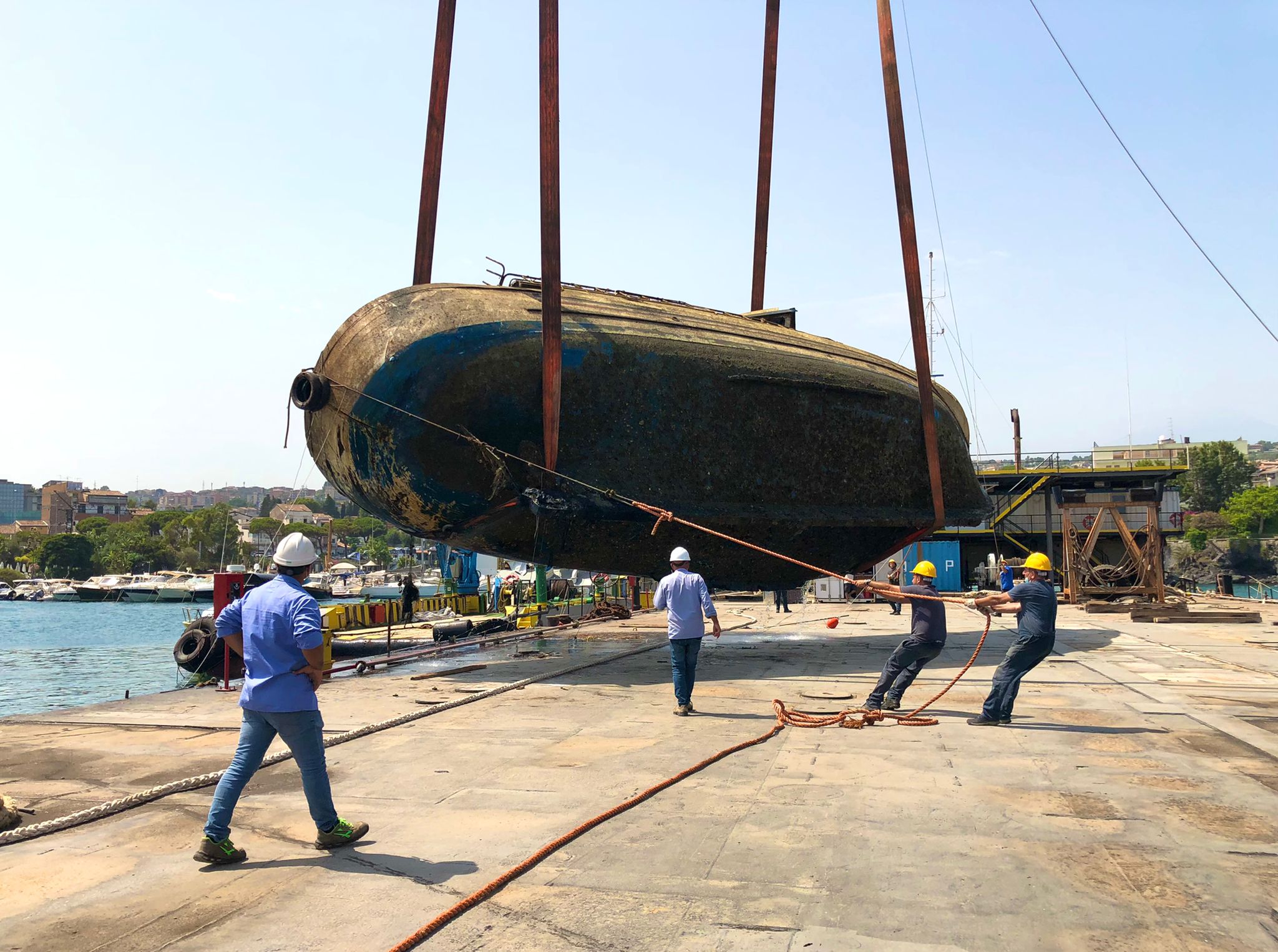 Catania, ripescato relitto di circa venti metri nel porto di Ognina