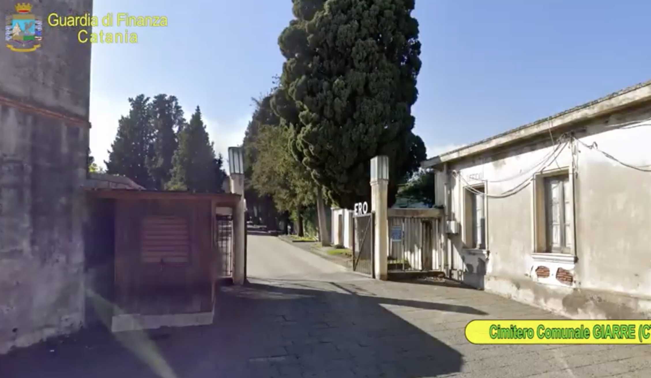 Droga nascosta tra i loculi nel cimitero di Giarre, due arresti