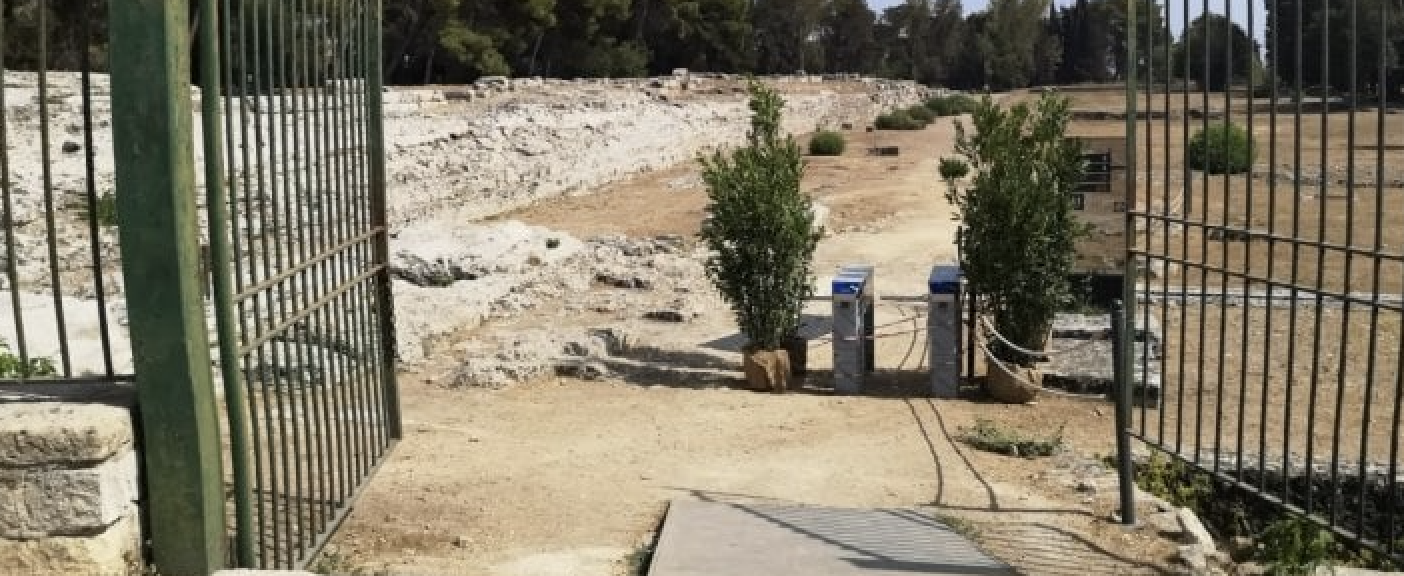 Punto tamponi rapidi davanti il Parco Archeologico Neapolis