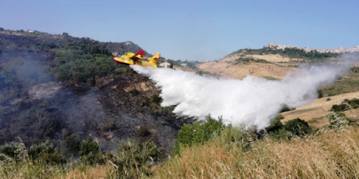 Bruciano le Madonie e i Nebrodi: roghi anche sull’isola di Lipari