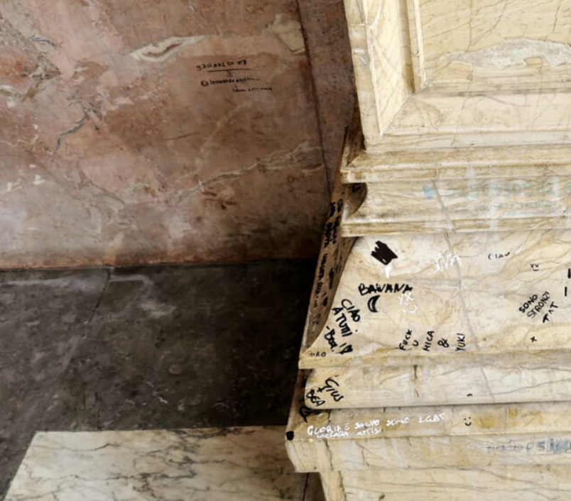 Imbrattata colonna del Teatro Massimo, identificati i responsabili