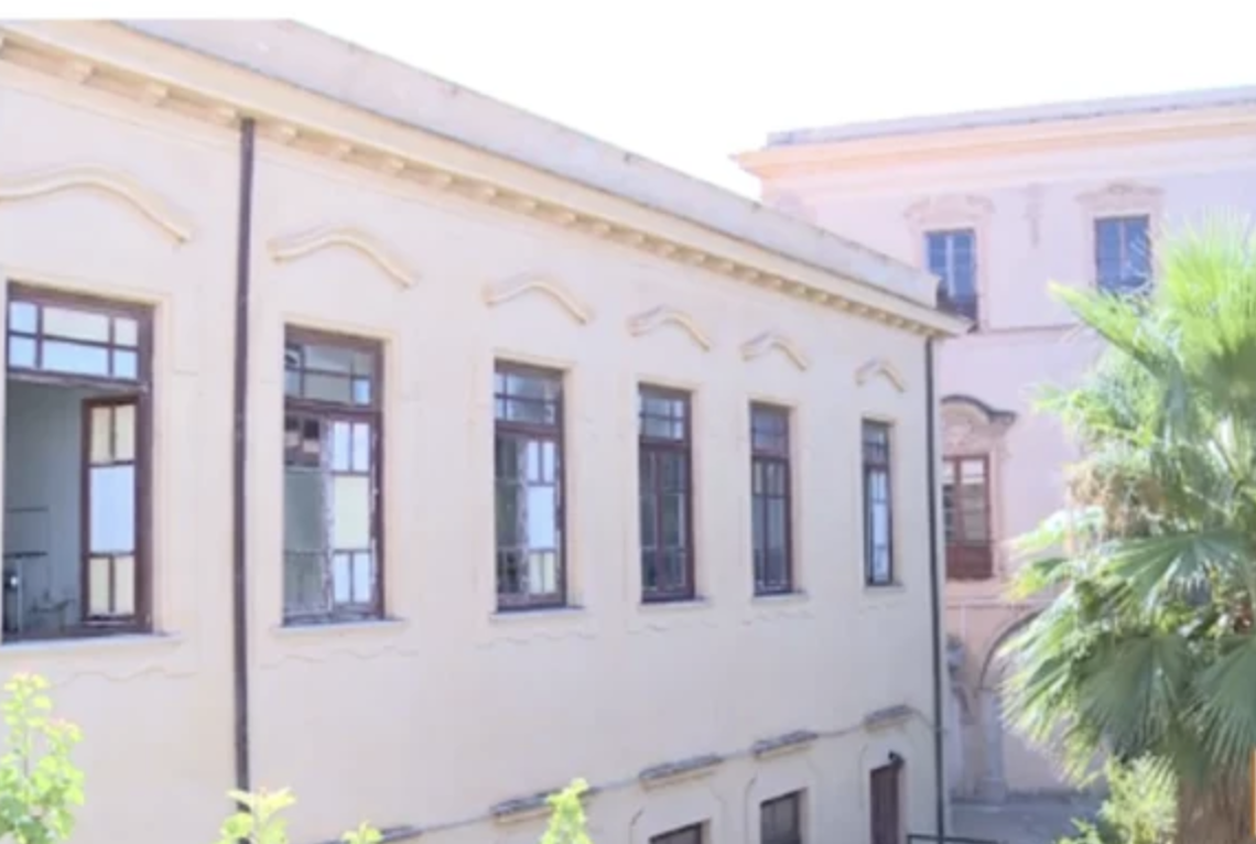 Raid al liceo Regina Margherita: portati via pc e aule vandalizzate