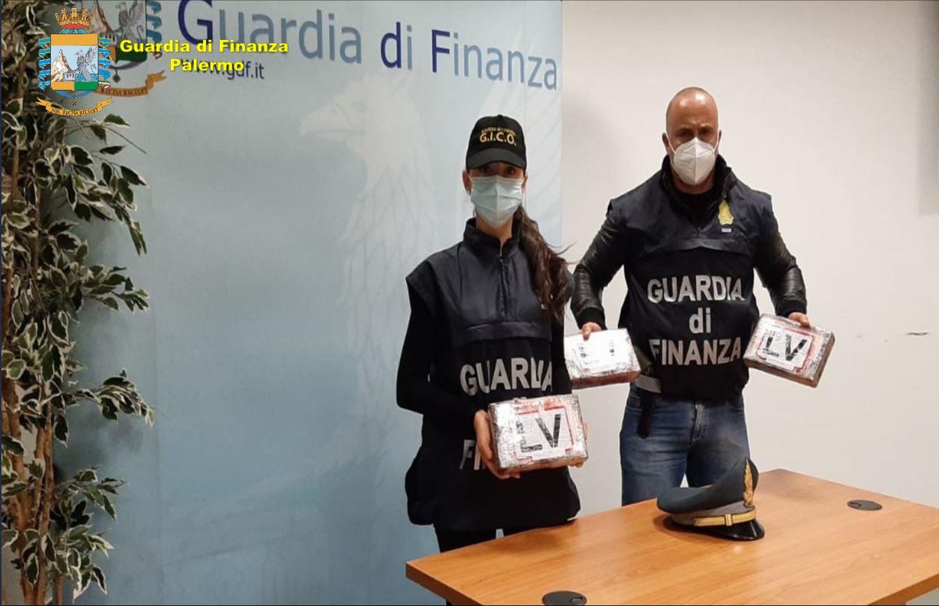 Coppia palermitana sorpresa a spacciare in casa: arrestati