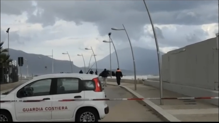 Cadavere in spiaggia a Balestrate, segnalato dai passanti