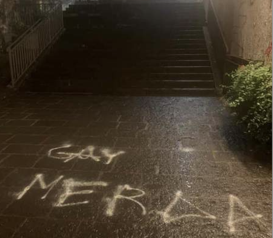 Spunta una scritta omofoba sulla Scalinata Alessi a Catania