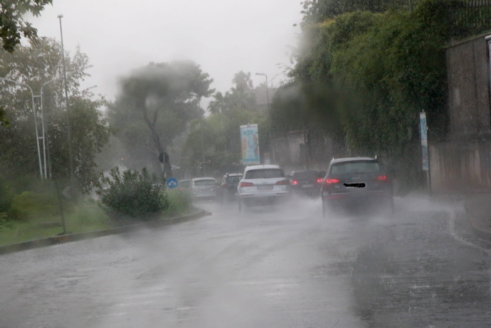 Nubifragio a Catania, strade come fiumi in piena: morto un uomo