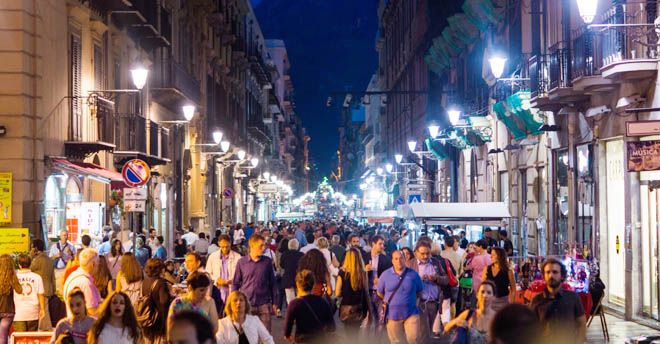 Via Maqueda invasa da commercianti abusivi: più controlli