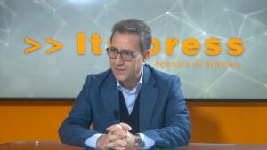 ROMA (ITALPRESS) - Ventuno storie di donne e uomini al volante raccontate in "Taxi Confidential", il...