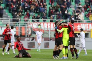 MILANO (ITALPRESS) - Il Milan approfitta del pareggio tra Napoli e Inter e si riporta al primo posto...
