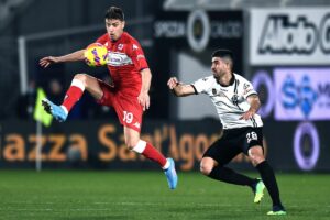 LA SPEZIA (ITALPRESS) - Nel giorno del ritorno al Picco di Vincenzo Italiano, accolto dai fischi, la...