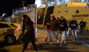 AGRIGENTO (ITALPRESS) - Gli agenti della polizia di Stato hanno eseguito un fermo di indiziato di...