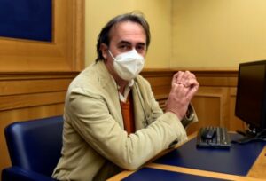 ROMA (ITALPRESS) - "Sulla tassazione degli extraprofitti del gas, ieri, Draghi ha detto che ci...