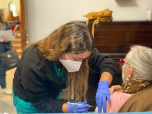 Un anno di lavoro ininterrotto, andando casa per casa a vaccinare i pazienti non deambulanti...