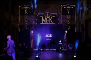 Fermare veramente il tempo non è possibile ma, quando si riesce a farlo immaginare attraverso l’arte...