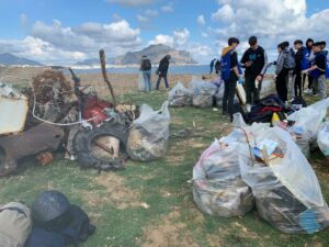 Un centinaio di studenti dell’Istituto Nautico Gioeni Trabia di Palermo, con gli insegnanti, il...