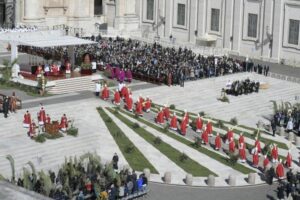 ROMA (ITALPRESS) – Papa Francesco torna in piazza San Pietro, sul sagrato della Basilica, per la...