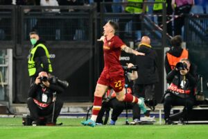 ROMA (ITALPRESS) – In un Olimpico tutto esaurito, la Roma rimonta il ko dell’andata surclassando il...