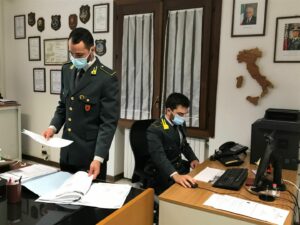 PALERMO (ITALPRESS) – Concorso esterno in associazione di stampo mafioso, riciclaggio, ricettazione...