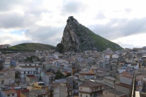 "Dopo quarant’anni, finalmente, mettiamo in sicurezza la Rocca di Marineo, nel Palermitano. Prosegue...