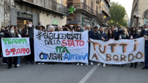 I dipendenti del call center Covisian e Almaviva di Palermo, dopo essersi riuniti spontaneamente in...