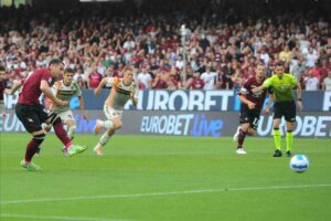 SALERNO (ITALPRESS) – La Salernitana approda per la prima volta in stagione in zona salvezza. Nella...