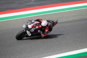 SCARPERIA (ITALPRESS) – Comandano le moto italiane nel venerdì di libere della MotoGP al Mugello...