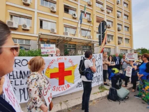 Oggi siamo tutti a Palermo insieme al Comitato "L'ospedale di Lipari non si tocca" per protestare...