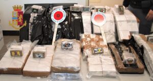 La Polizia di Stato, ha tratto in arresto, per trasporto di sostanze stupefacenti, un 32enne...